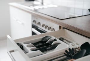 uma gaveta na cozinha com facas e utensílios em F&E Apartment - groß, freundlich hell em Fellbach mais 12 fotografias