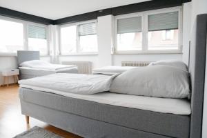 um quarto com 2 camas e 2 janelas em F&E Apartment - groß, freundlich hell em Fellbach