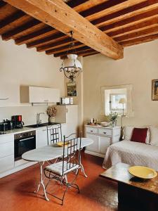 uma cozinha e sala de estar com uma mesa e um sofá em Appartement aux Arènes em Arles
