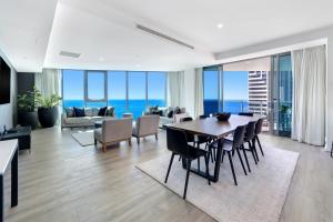 una sala de estar con mesa y sillas y el océano en Hilton Five Star Panoramic Oceanview Sub-Penthouse, en Gold Coast