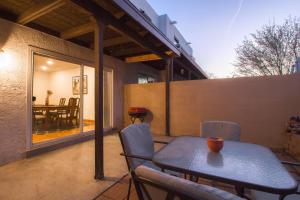 un patio con mesa y sillas y un comedor en The Villa - An Irvie Home, en Albuquerque