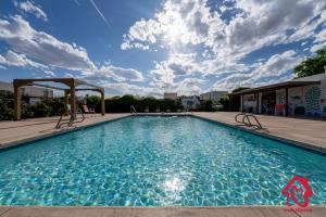 una piscina en la azotea de un edificio en The Villa - An Irvie Home, en Albuquerque