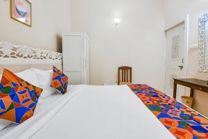 Postel nebo postele na pokoji v ubytování FabHotel Prime Tanjo Highland With Pool, Candolim Beach - 700M From Candolim Beach