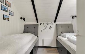 - 2 lits dans une chambre aux murs blancs dans l'établissement Stunning Home In Rdby With Kitchen, à Rødby
