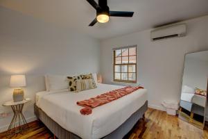 ボイジーにあるNorth End Bungalow 1919のベッドルーム(大きな白いベッド、天井ファン付)