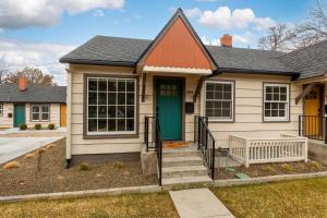 ボイジーにあるNorth End Bungalow 1919の緑の扉とポーチのある家