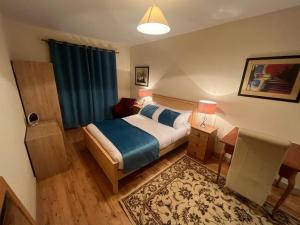 Ліжко або ліжка в номері Elegant Rooms and Suites in Knock