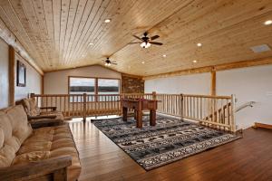 Imagen de la galería de Stone Skipper Lodge by KABINO Waterfront Hot Tub Private Bath In Every Bedroom FirePit Mtn Views WiFi Grill, en Island Park