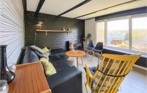 - un salon avec un canapé et une table dans l'établissement 3 Bedroom Stunning Home In Fristad, à Fristad