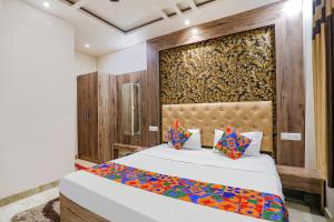 Postel nebo postele na pokoji v ubytování FabHotel Shri Ram Kashi