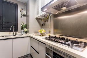 Een keuken of kitchenette bij Shengang Executive Apartments -Shenzhen Vanke Cloud City Branch