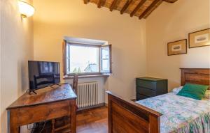 1 dormitorio con escritorio, 1 cama y ventana en Stunning Home In Mazzolla With Wifi, en Mazzolla