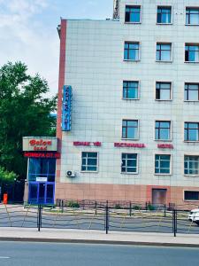 ein Gebäude mit einem Schild an der Seite in der Unterkunft Belon Land in Astana