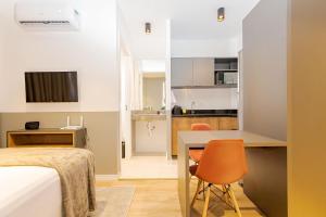 a small bedroom with a desk and a bed and a desk at Housi Eco Smart - ECO0601 in Curitiba
