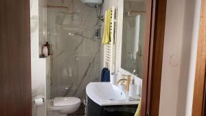 La salle de bains est pourvue d'un lavabo et de toilettes. dans l'établissement La Villetta Marrucca, à Grosseto