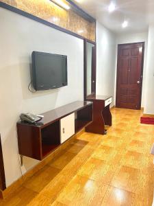 ein Wohnzimmer mit einem Flachbild-TV an der Wand in der Unterkunft Thanh Bình Hotel in Ðoan Xá