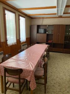 une salle à manger avec une table et des chaises roses dans l'établissement Chata CONDI, à Buchlovice