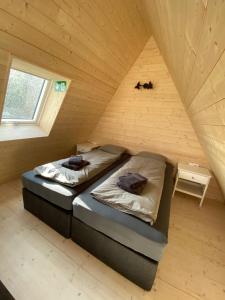 Postel nebo postele na pokoji v ubytování Hengifosslodge Tiny Houses