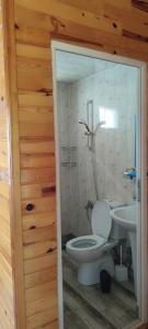łazienka z toaletą i umywalką w obiekcie Yolda Bungalow Cafe w mieście Kumluca