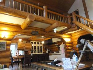 登别Noboribetsu Log House的一间拥有木墙和木制天花板的用餐室