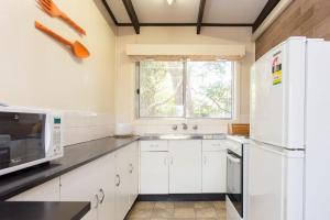 Kuchyň nebo kuchyňský kout v ubytování Foreshore Escape Cowes no1