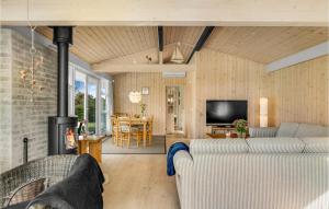 een woonkamer met een bank en een open haard bij Stunning Home In Dronningmlle With Kitchen in Dronningmølle