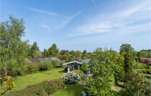 een luchtzicht op een tuin met een huis bij Stunning Home In Dronningmlle With Kitchen in Dronningmølle