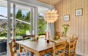 Fotografie z fotogalerie ubytování Beautiful Home In Dronningmølle v destinaci Dronningmølle
