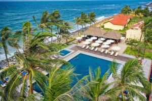 einem Luftblick auf ein Resort mit Pool und Meer in der Unterkunft Victoria Hoi An Beach Resort & Spa in Hoi An