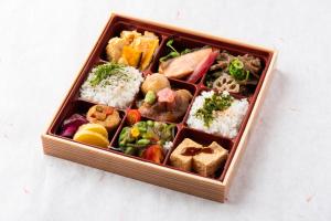 een doos met rijst en andere levensmiddelen bij Neon Hotel in Kanazawa