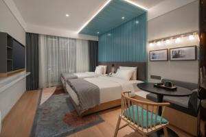 a hotel room with a bed and a table and chair at CityNote Hotel - Guangzhou Beijing Road Sun Yatsen Memorial Hall Metro Station in Guangzhou