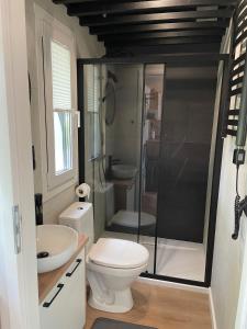 een badkamer met een toilet en een glazen douche bij Samostatný domek SRDCOVKA in Dolní Morava