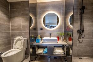 un bagno con lavandino, WC e vasca di Gong Xili Qingdu Hotel a Shangri-La