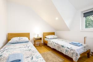 twee bedden in een kamer met een raam bij Apartman Medved in Slunj