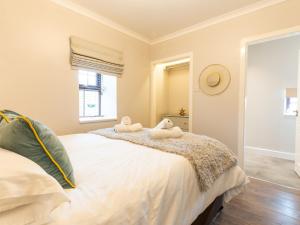 1 dormitorio con 1 cama grande y 2 toallas. en Bwthyn Clyd, en Dyffryn