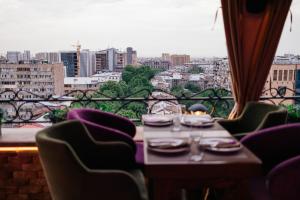 Balkoni atau teres di Paris Hotel Yerevan