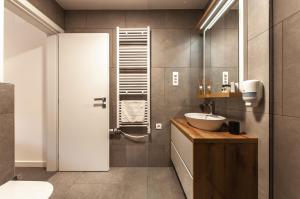 Koupelna v ubytování Apartments Ursus + 37 fotografií