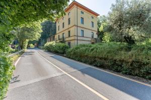 een lege weg voor een gebouw bij Casale Poli in Borgo a Mozzano