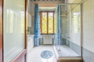 博爾戈阿莫札諾的住宿－Casale Poli，带淋浴、浴缸和盥洗盆的浴室