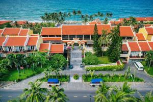 una vista aérea de un complejo cerca del océano en Victoria Hoi An Beach Resort & Spa en Hoi An