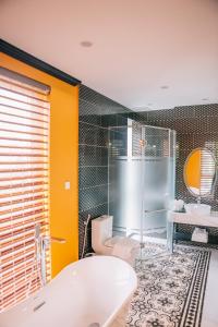een badkamer met een bad, een toilet en een wastafel bij Alee HaLong Hotel in Ha Long