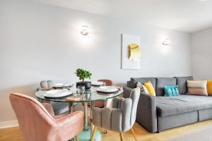 ein Wohnzimmer mit einem Tisch und einem Sofa in der Unterkunft Stunning Apartment with Underground parking! in London