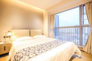 深圳的住宿－天幕行政公寓（深圳福田中心店），一间卧室设有一张床和一个大窗户