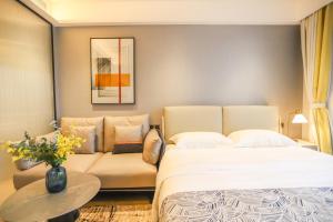 Кровать или кровати в номере Canopy Executive Apartments - Shenzhen Futian Center