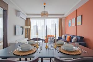 une salle à manger avec une table bleue et des chaises dans l'établissement Air Başakşehir Residence by NewInn, à Basaksehir