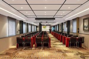 a large room with chairs and tables and a room with at Yiwu Boyi Meiju Hotel义乌市泊忆酒店 in Yiwu