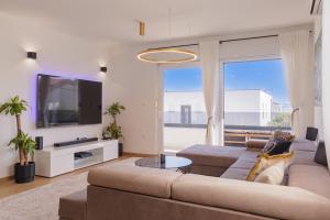 TV a/nebo společenská místnost v ubytování Sunluxvilla ,Heated Pool, IR Sauna