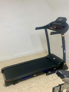 a treadmill with a cell phone on top of it at Casa Via De La Plata in Cáceres