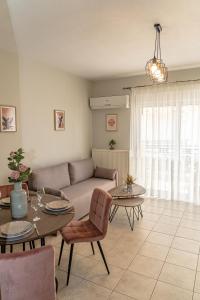 un soggiorno con divano e tavoli di Koulas luxury apart by homebrain a Alexandroupoli