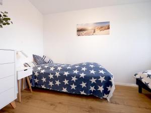 a bedroom with an american flag blanket on a bed at 3 Meeresperlen Strandhaus in Groß Schwansee